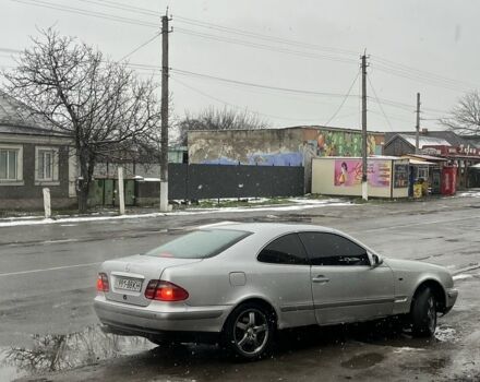 Серый Мерседес CLK-Class, объемом двигателя 2 л и пробегом 280 тыс. км за 2000 $, фото 2 на Automoto.ua
