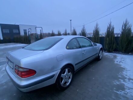 Серый Мерседес CLK-Class, объемом двигателя 2 л и пробегом 400 тыс. км за 2000 $, фото 1 на Automoto.ua