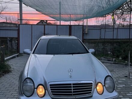 Сірий Мерседес CLK-Class, об'ємом двигуна 2 л та пробігом 280 тис. км за 2000 $, фото 1 на Automoto.ua