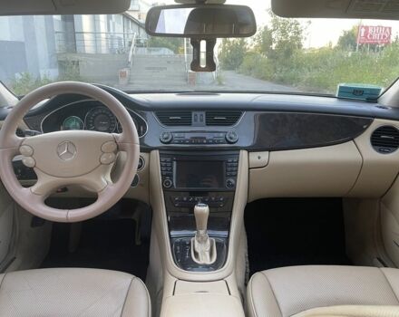 Красный Мерседес CLS серия, объемом двигателя 5 л и пробегом 151 тыс. км за 9500 $, фото 15 на Automoto.ua