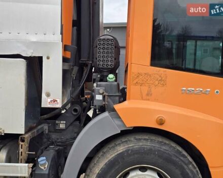 Мерседес Econic 2008 в Ровно на Automoto.ua Оранжевый Мерседес Econic, объемом двигателя 6.37 л и пробегом 350 тыс. км за 27999 $, фото 4 на Automoto.ua