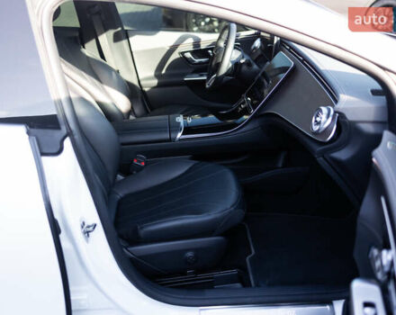 Белый Мерседес EQE, объемом двигателя 0 л и пробегом 36 тыс. км за 52500 $, фото 28 на Automoto.ua