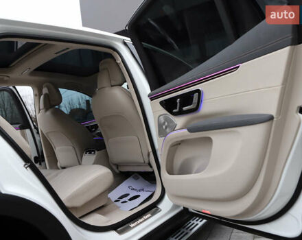 Белый Мерседес EQS SUV, объемом двигателя 0 л и пробегом 32 тыс. км за 56900 $, фото 116 на Automoto.ua