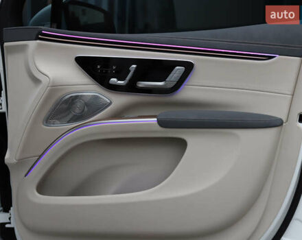 Белый Мерседес EQS SUV, объемом двигателя 0 л и пробегом 32 тыс. км за 56900 $, фото 101 на Automoto.ua