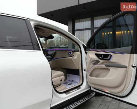 Белый Мерседес EQS SUV, объемом двигателя 0 л и пробегом 32 тыс. км за 56900 $, фото 102 на Automoto.ua