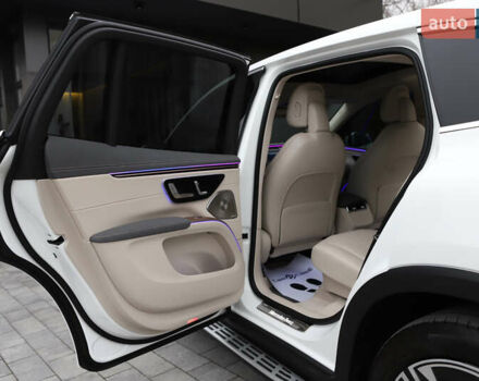 Белый Мерседес EQS SUV, объемом двигателя 0 л и пробегом 32 тыс. км за 56900 $, фото 107 на Automoto.ua