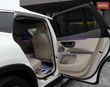 Белый Мерседес EQS SUV, объемом двигателя 0 л и пробегом 32 тыс. км за 56900 $, фото 115 на Automoto.ua
