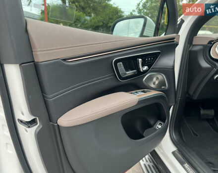 Белый Мерседес EQS SUV, объемом двигателя 0 л и пробегом 43 тыс. км за 60000 $, фото 6 на Automoto.ua