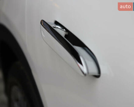 Белый Мерседес EQS SUV, объемом двигателя 0 л и пробегом 32 тыс. км за 56900 $, фото 33 на Automoto.ua