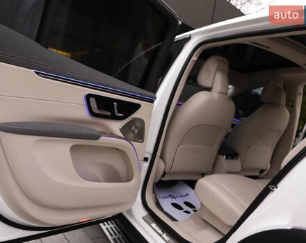 Белый Мерседес EQS SUV, объемом двигателя 0 л и пробегом 32 тыс. км за 56900 $, фото 108 на Automoto.ua