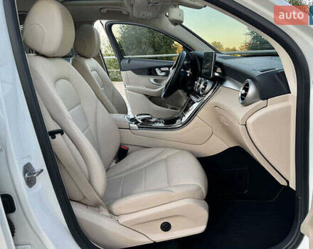 Белый Мерседес GLC-Class Coupe, объемом двигателя 1.99 л и пробегом 91 тыс. км за 30000 $, фото 45 на Automoto.ua