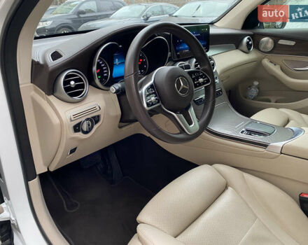 Белый Мерседес GLC-Class Coupe, объемом двигателя 1.95 л и пробегом 85 тыс. км за 45900 $, фото 12 на Automoto.ua