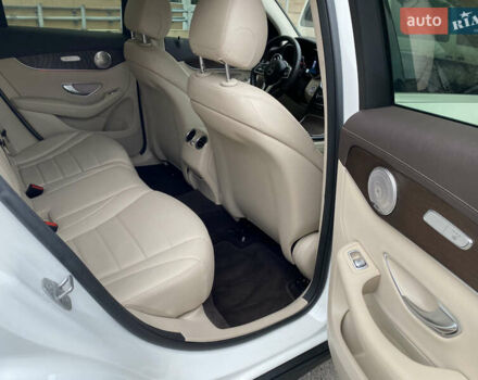 Белый Мерседес GLC-Class Coupe, объемом двигателя 1.95 л и пробегом 85 тыс. км за 45900 $, фото 19 на Automoto.ua