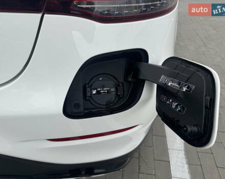 Белый Мерседес GLC-Class Coupe, объемом двигателя 2 л и пробегом 44 тыс. км за 61850 $, фото 11 на Automoto.ua