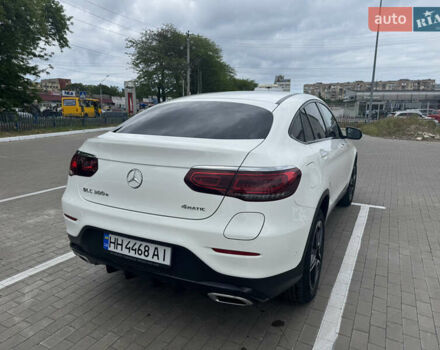 Белый Мерседес GLC-Class Coupe, объемом двигателя 2 л и пробегом 44 тыс. км за 61850 $, фото 2 на Automoto.ua