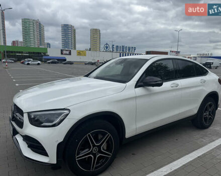 Белый Мерседес GLC-Class Coupe, объемом двигателя 2 л и пробегом 44 тыс. км за 61850 $, фото 1 на Automoto.ua