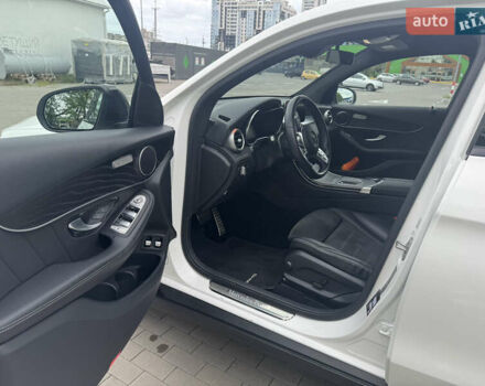 Белый Мерседес GLC-Class Coupe, объемом двигателя 2 л и пробегом 44 тыс. км за 61850 $, фото 4 на Automoto.ua