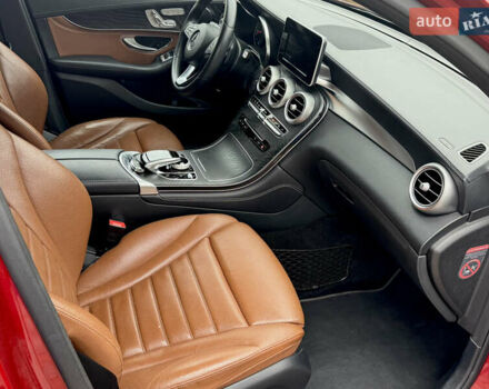 Красный Мерседес GLC-Class Coupe, объемом двигателя 3 л и пробегом 134 тыс. км за 40500 $, фото 9 на Automoto.ua