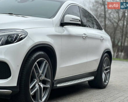 Белый Мерседес GLE-Class Coupe, объемом двигателя 4.66 л и пробегом 155 тыс. км за 41500 $, фото 10 на Automoto.ua