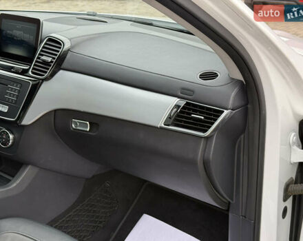 Белый Мерседес GLE-Class Coupe, объемом двигателя 3 л и пробегом 91 тыс. км за 44000 $, фото 94 на Automoto.ua