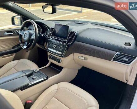 Белый Мерседес GLE-Class Coupe, объемом двигателя 3 л и пробегом 35 тыс. км за 51000 $, фото 43 на Automoto.ua