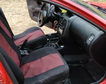 Красный Мицубиси Харизма, объемом двигателя 1.6 л и пробегом 367 тыс. км за 3200 $, фото 5 на Automoto.ua