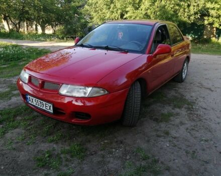 Красный Мицубиси Харизма, объемом двигателя 1.8 л и пробегом 327 тыс. км за 2700 $, фото 1 на Automoto.ua