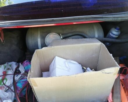 Красный Мицубиси Харизма, объемом двигателя 1.8 л и пробегом 327 тыс. км за 2700 $, фото 9 на Automoto.ua