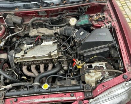 Красный Мицубиси Харизма, объемом двигателя 1.8 л и пробегом 200 тыс. км за 800 $, фото 1 на Automoto.ua