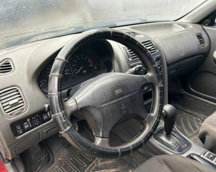 Красный Мицубиси Харизма, объемом двигателя 1.8 л и пробегом 200 тыс. км за 800 $, фото 4 на Automoto.ua