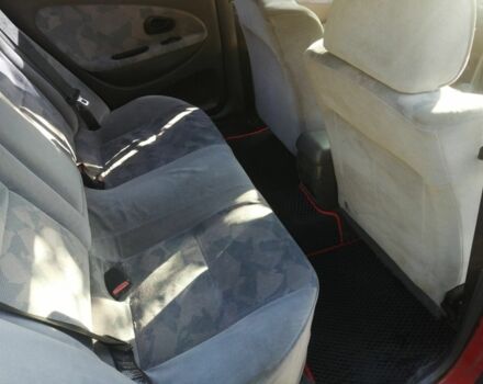 Красный Мицубиси Харизма, объемом двигателя 1.8 л и пробегом 327 тыс. км за 2700 $, фото 4 на Automoto.ua