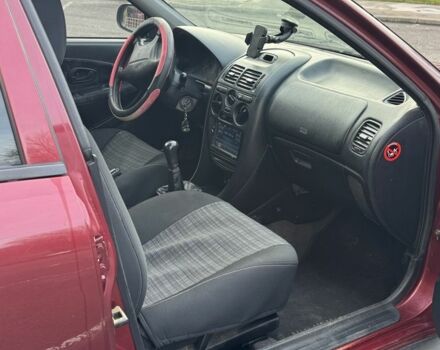 Красный Мицубиси Харизма, объемом двигателя 1.8 л и пробегом 257 тыс. км за 3100 $, фото 6 на Automoto.ua