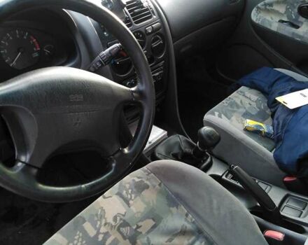 Красный Мицубиси Харизма, объемом двигателя 1.6 л и пробегом 270 тыс. км за 3000 $, фото 2 на Automoto.ua