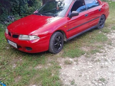 Красный Мицубиси Харизма, объемом двигателя 1.83 л и пробегом 290 тыс. км за 2300 $, фото 1 на Automoto.ua