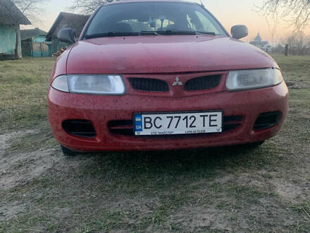 Красный Мицубиси Харизма, объемом двигателя 1.9 л и пробегом 350 тыс. км за 3000 $, фото 1 на Automoto.ua