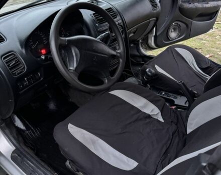 Серый Мицубиси Харизма, объемом двигателя 1.6 л и пробегом 340 тыс. км за 2000 $, фото 4 на Automoto.ua