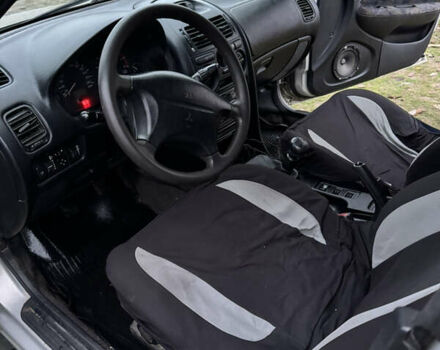 Серый Мицубиси Харизма, объемом двигателя 1.6 л и пробегом 340 тыс. км за 2000 $, фото 13 на Automoto.ua