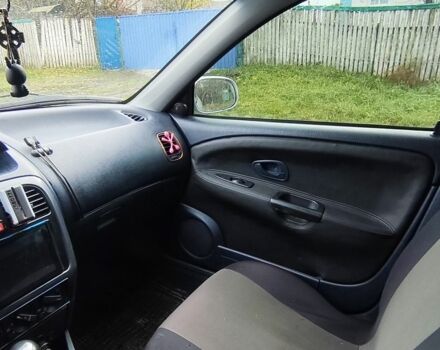 Серый Мицубиси Харизма, объемом двигателя 1.6 л и пробегом 250 тыс. км за 2600 $, фото 10 на Automoto.ua