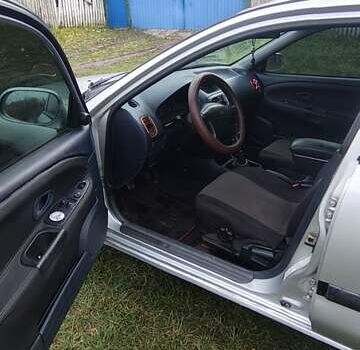 Серый Мицубиси Харизма, объемом двигателя 1.6 л и пробегом 250 тыс. км за 2600 $, фото 16 на Automoto.ua