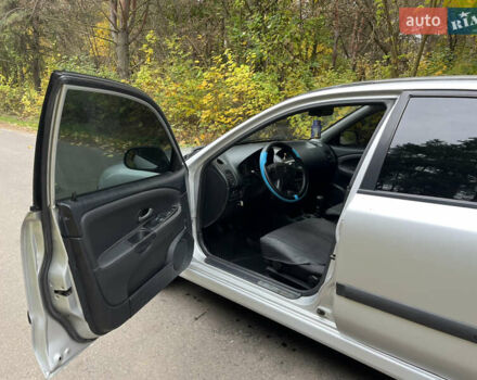 Серый Мицубиси Харизма, объемом двигателя 1.6 л и пробегом 178 тыс. км за 3200 $, фото 3 на Automoto.ua