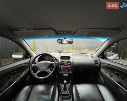 Серый Мицубиси Харизма, объемом двигателя 1.83 л и пробегом 326 тыс. км за 3400 $, фото 5 на Automoto.ua