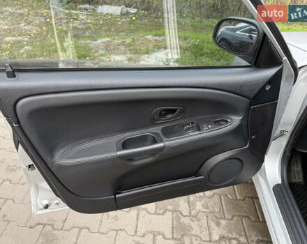 Серый Мицубиси Харизма, объемом двигателя 1.6 л и пробегом 184 тыс. км за 3900 $, фото 13 на Automoto.ua