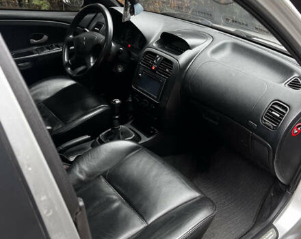 Серый Мицубиси Харизма, объемом двигателя 1.6 л и пробегом 267 тыс. км за 3700 $, фото 6 на Automoto.ua