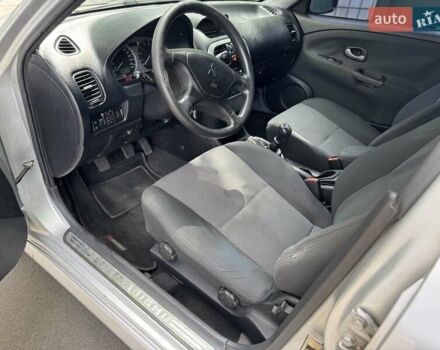 Сірий Міцубісі Харизма, об'ємом двигуна 1.6 л та пробігом 157 тис. км за 5200 $, фото 9 на Automoto.ua