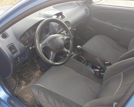 Синий Мицубиси Харизма, объемом двигателя 1.6 л и пробегом 320 тыс. км за 2000 $, фото 3 на Automoto.ua