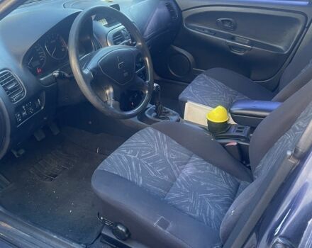 Синий Мицубиси Харизма, объемом двигателя 1.8 л и пробегом 250 тыс. км за 3000 $, фото 3 на Automoto.ua