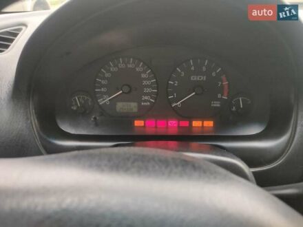 Зеленый Мицубиси Харизма, объемом двигателя 1.83 л и пробегом 255 тыс. км за 3500 $, фото 1 на Automoto.ua