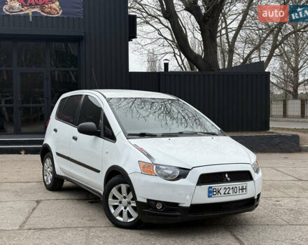 Белый Мицубиси Кольт, объемом двигателя 1.33 л и пробегом 230 тыс. км за 4200 $, фото 1 на Automoto.ua
