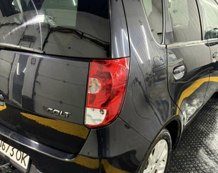 Черный Мицубиси Кольт, объемом двигателя 1.33 л и пробегом 210 тыс. км за 4500 $, фото 10 на Automoto.ua