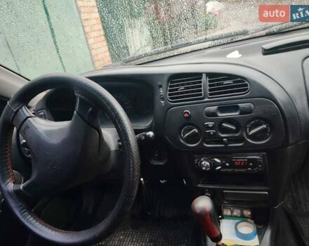 Красный Мицубиси Кольт, объемом двигателя 1.3 л и пробегом 200 тыс. км за 1300 $, фото 2 на Automoto.ua